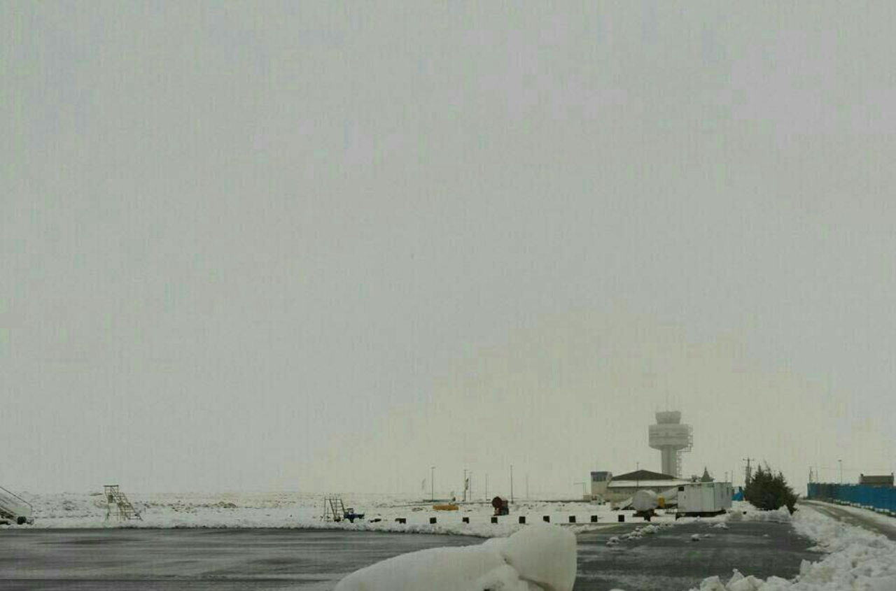 پروازهای صبح فرودگاه ایلام به علت یخ‌زدگی باند پرواز لغو شد
