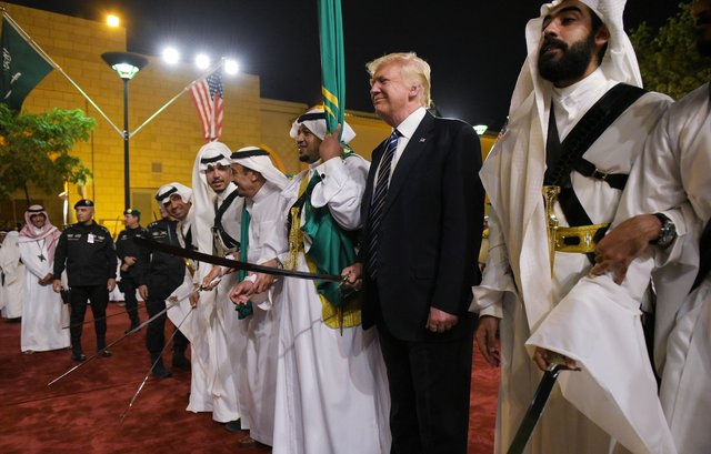 رقص سنتی پادشاه عربستان با ترامپ