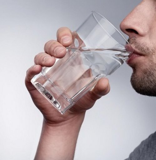 نوشیدن یک لیوان آب در روز ریسک چاقی را کاهش می دهد
