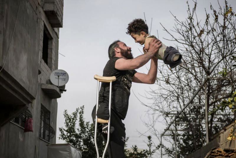 تصاویر | برنده نهایی و برندگان جایزه عکاسی سیپا ۲۰۲۱ | شادی پدر و پسر معلول در «سختی زندگی»
