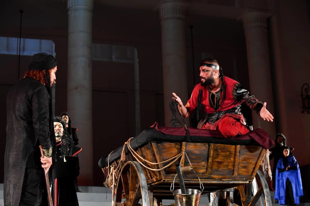 تصاویر | کنسرت-نمایش «سی‌صد» در سعدآباد | روایتی چندرسانه‌ای از نسل‌کشی و کتاب‌سوزی مغول‌ها در ایران