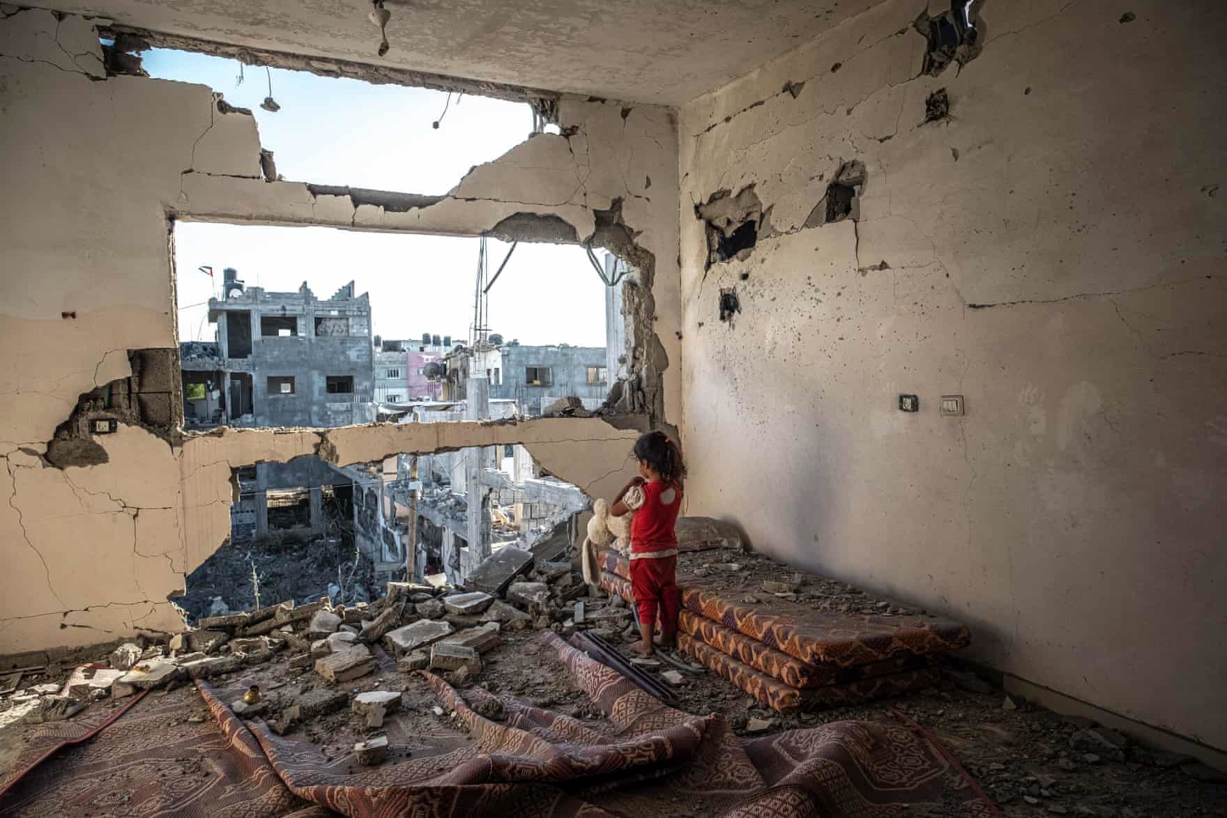 «خانه ویران دخترک اهل غزه»؛ بهترین و تکان‌دهنده‌ترین عکس‌های خبری سال به روایت گاردین