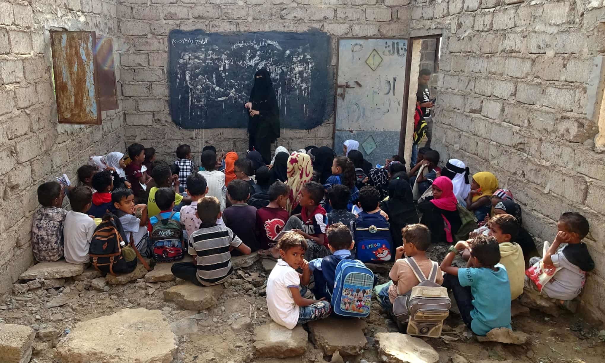 روایت عکاس خبرگزاری فرانسه از پیامدهای جنگ بر کودکان یمن | مدرسه‌ای بدون سقف، بدون میز، بدون صندلی برای دانش‌آموزان بدون کتاب و دفتر و قلم