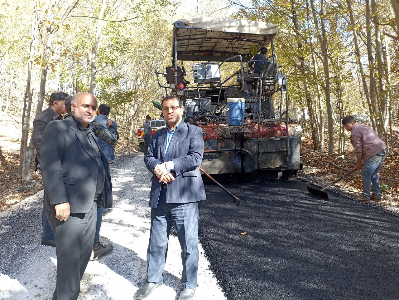 فرماندار بهشهر در بازدید از عملیات آسفالت جاده روستای یخکش