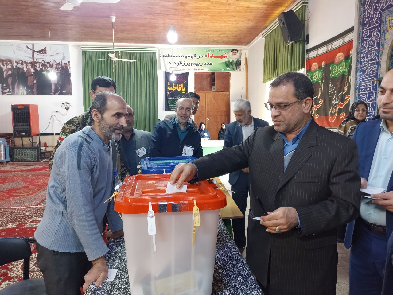 فرماندار بهشهر رای خود را به صندوق انداخت
